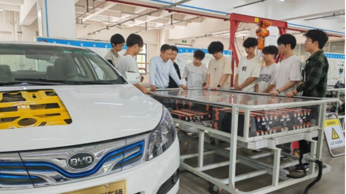 學生沒畢業，就被知名車企預定了