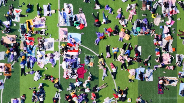 重慶市永川區(qū)興龍湖小學(xué)1-6年級(jí)4000余名師生在冬日里曬太陽 敖民極 龍紅利 .jpg 重慶市永川區(qū)興龍湖小學(xué)1-6年級(jí)4000余名師生在冬日里曬太陽 敖民極 龍紅利 .jpg