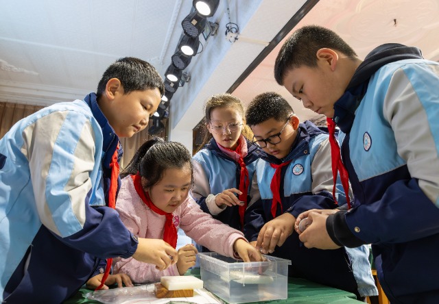 1、2025年11月21日,重慶市南川區(qū)隆化第六小學校小學科學課堂上,學生小組合作實驗,在實踐中領悟科學真知。.jpg 1、2025年11月21日,重慶市南川區(qū)隆化第六小學校小學科學課堂上,學生小組合作實驗,在實踐中領悟科學真知。.jpg