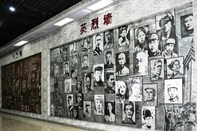 這是晉綏邊區革命紀念館的英烈墻，總導演第一次采風時被強烈震撼，一定要把這面墻還原到舞臺上，讓后人深深的緬懷和銘記。演員們到達后，一致要求先到紀念館參觀學習。.jpg