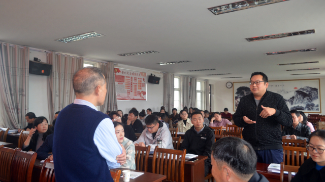 P15 安徽省“國培計劃”——貧困地區(qū)“一對一幫扶”項目組首席專家在安徽省阜南縣王家壩鎮(zhèn)中心學(xué)校授課 李義勝 供圖.jpg