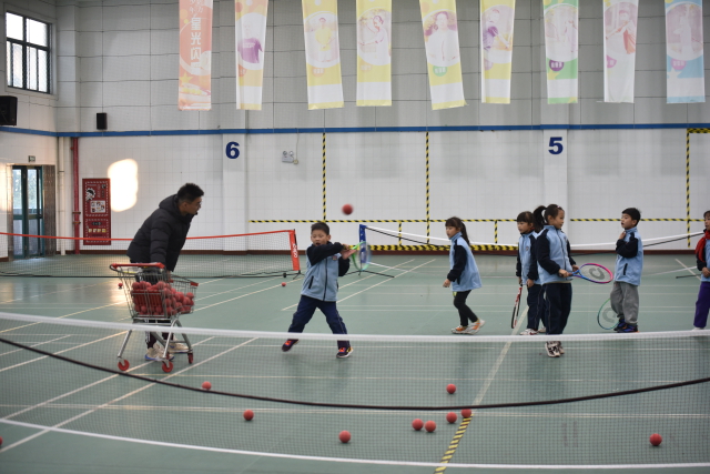 圖為江北區第二實驗小學網球社團 學校供圖.jpg