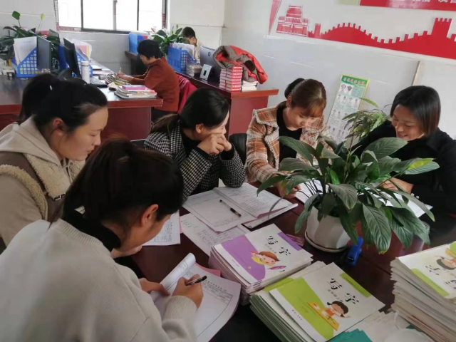 1 鄭莊小學(xué)教師集體備課。（王燕杰 攝）.jpg