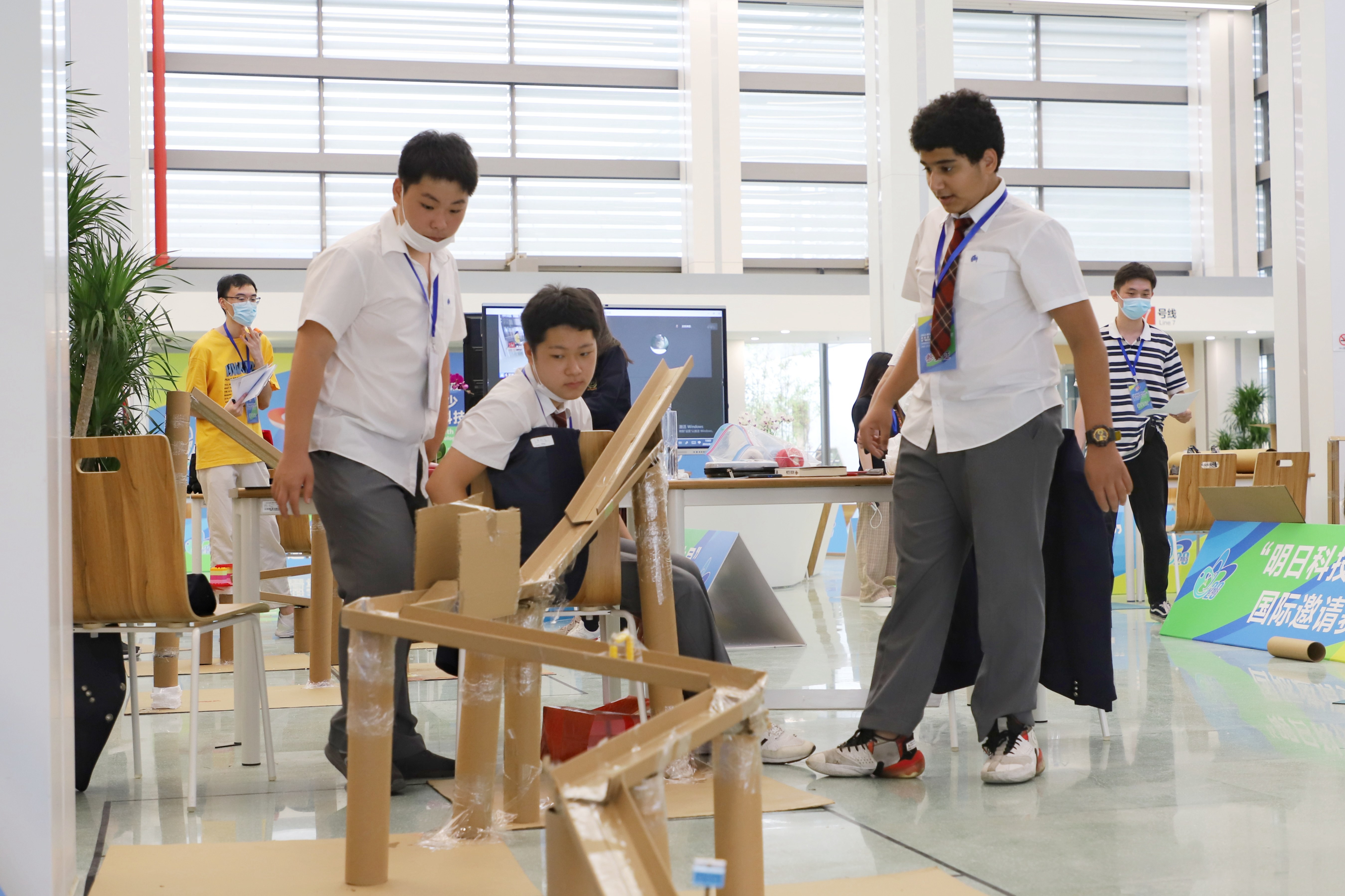 10.“明日科技之星”國際邀請賽比賽現場，中外青少年科創代表隊以“零碳之旅”為主題進行了線上線下的實時比拼1（何思哲 攝）.jpg