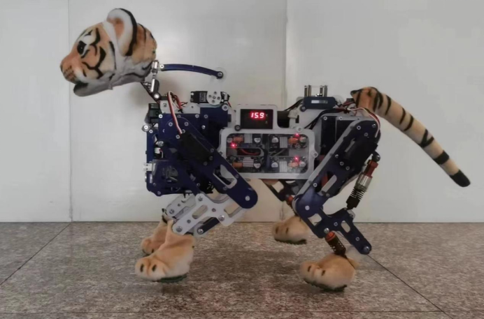 沈陽工學(xué)院學(xué)生設(shè)計大賽獲獎作品 仿生智能機械虎 墩墩.png