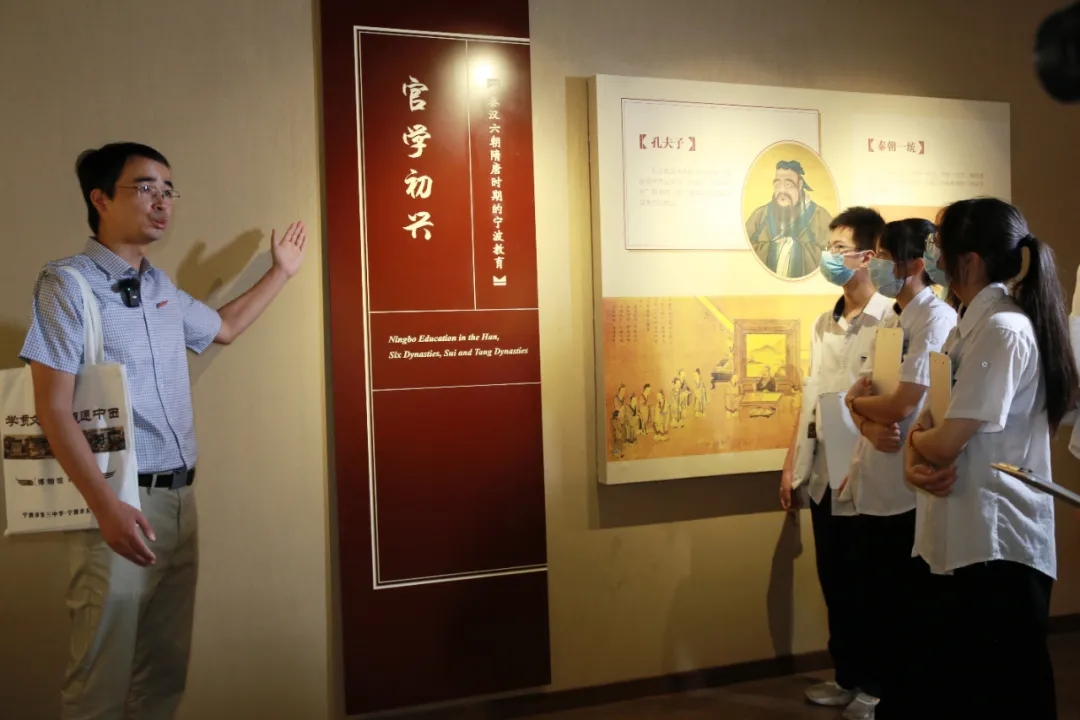 陳歡夸老師在寧波教育博物館現場教學.jpg 陳歡夸老師在寧波教育博物館現場教學.jpg