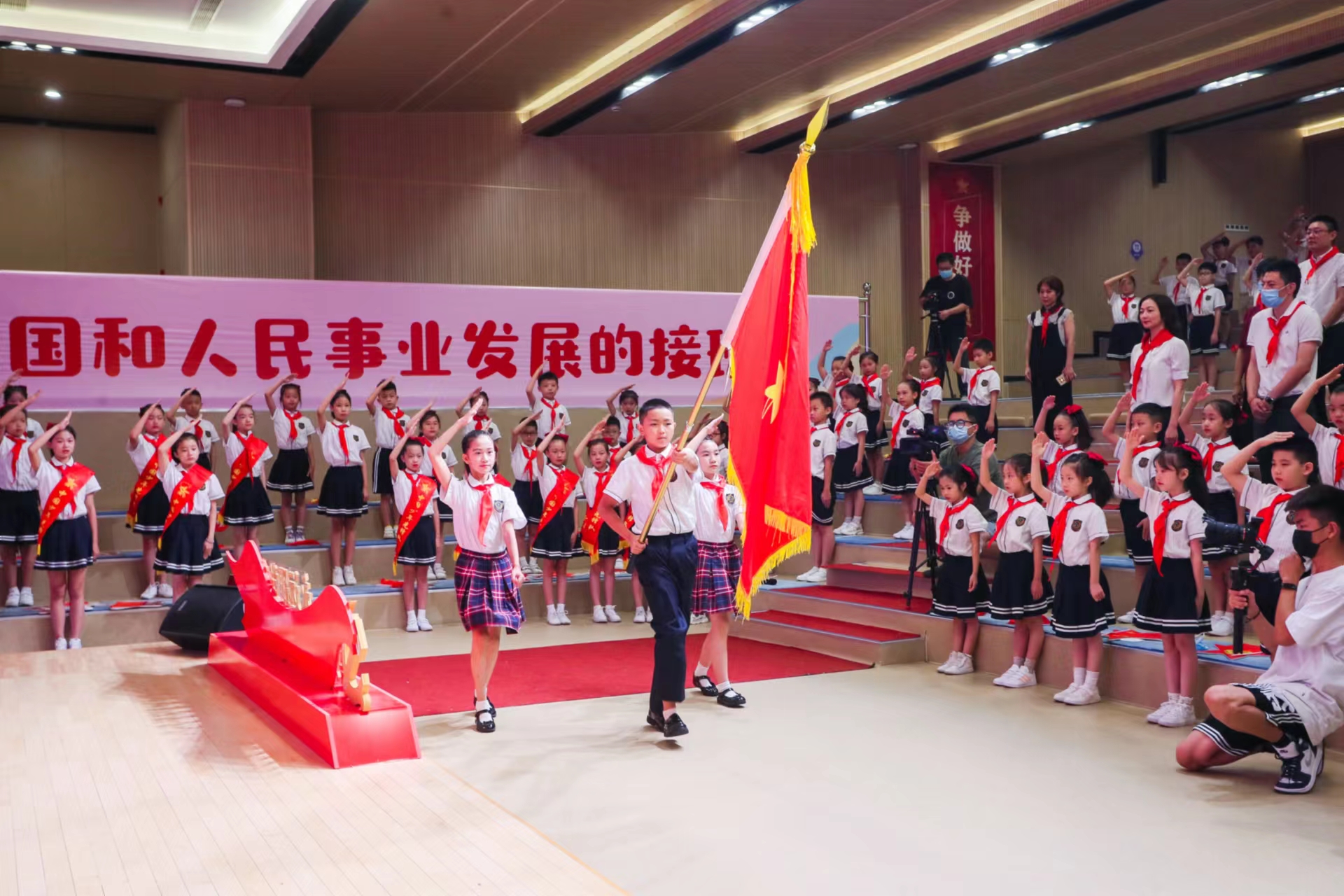 浙江省少先隊開學第一課在鄞州區東南小學舉行 鄞州區教育局供圖.jpg