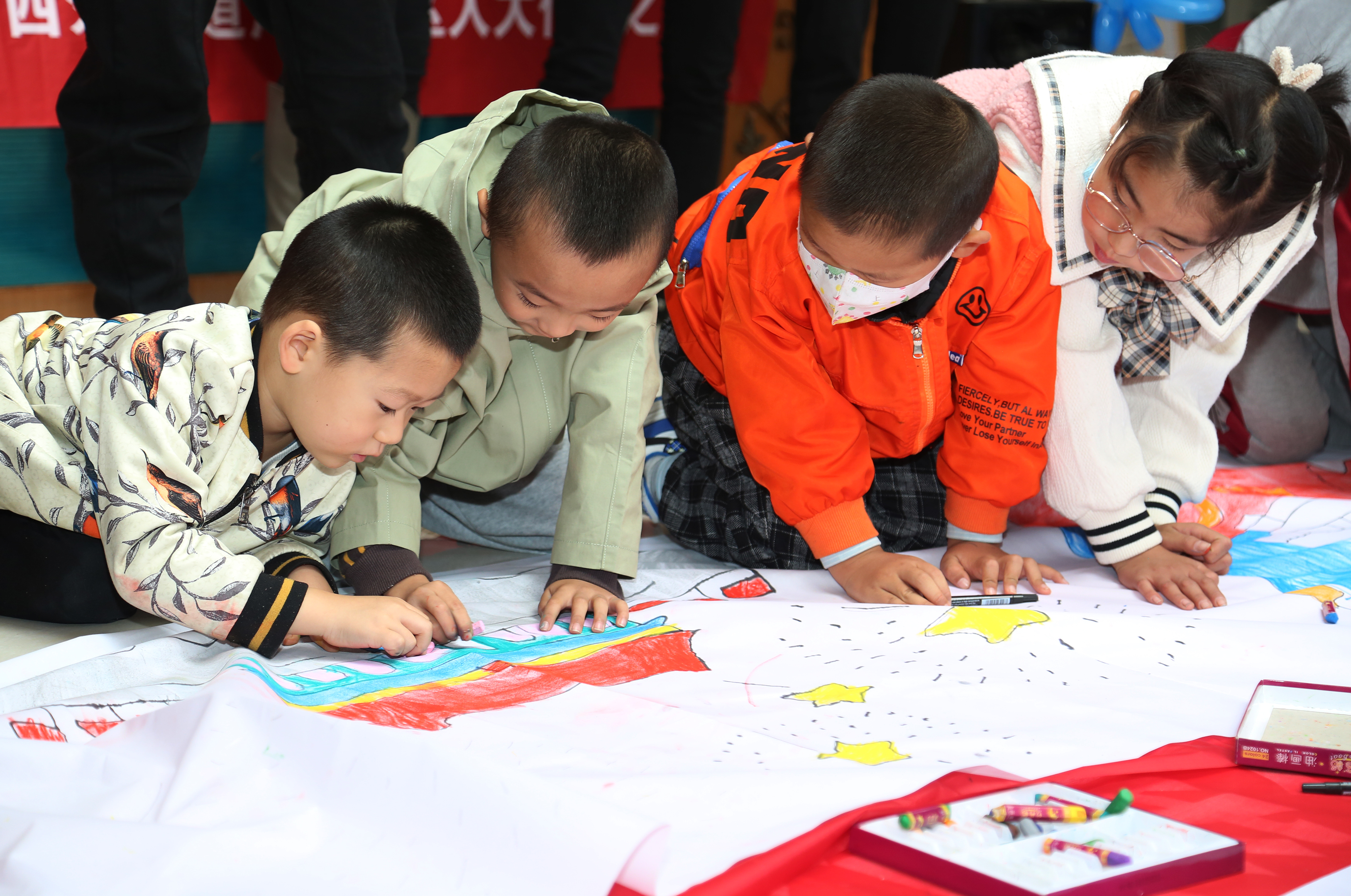 01——9月24日，小朋友在參加“童筆繪山河  畫卷迎國(guó)慶”親子主題活動(dòng)。.JPG