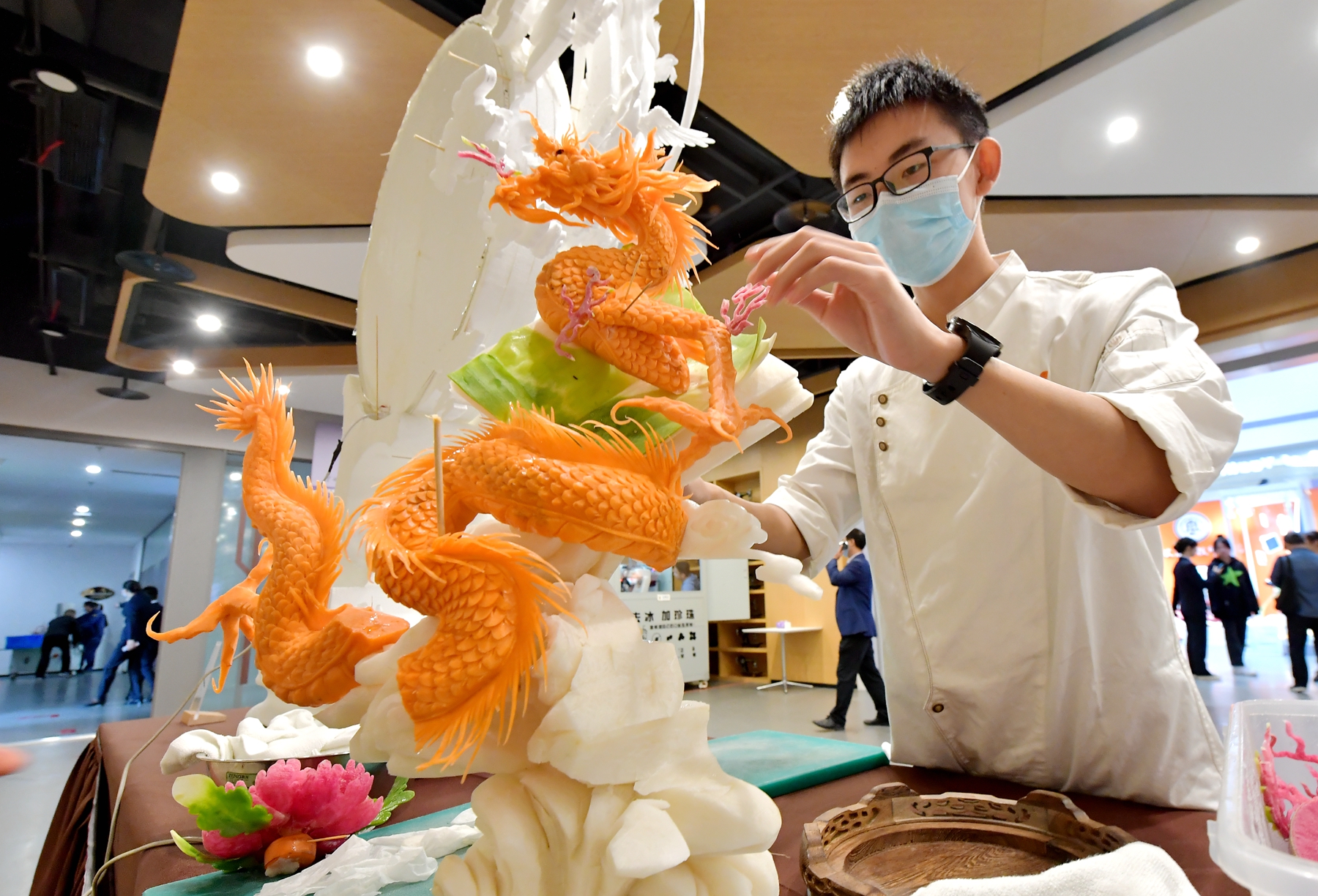 職業(yè)院校學(xué)生在進行技能展示 王國海攝.jpg