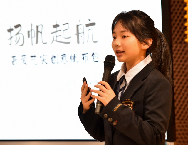 寧波藝術實驗學校學生梁家祺介紹“吾愛藝實創意帆布包”項目的學習故事 嚴龍攝.jpg