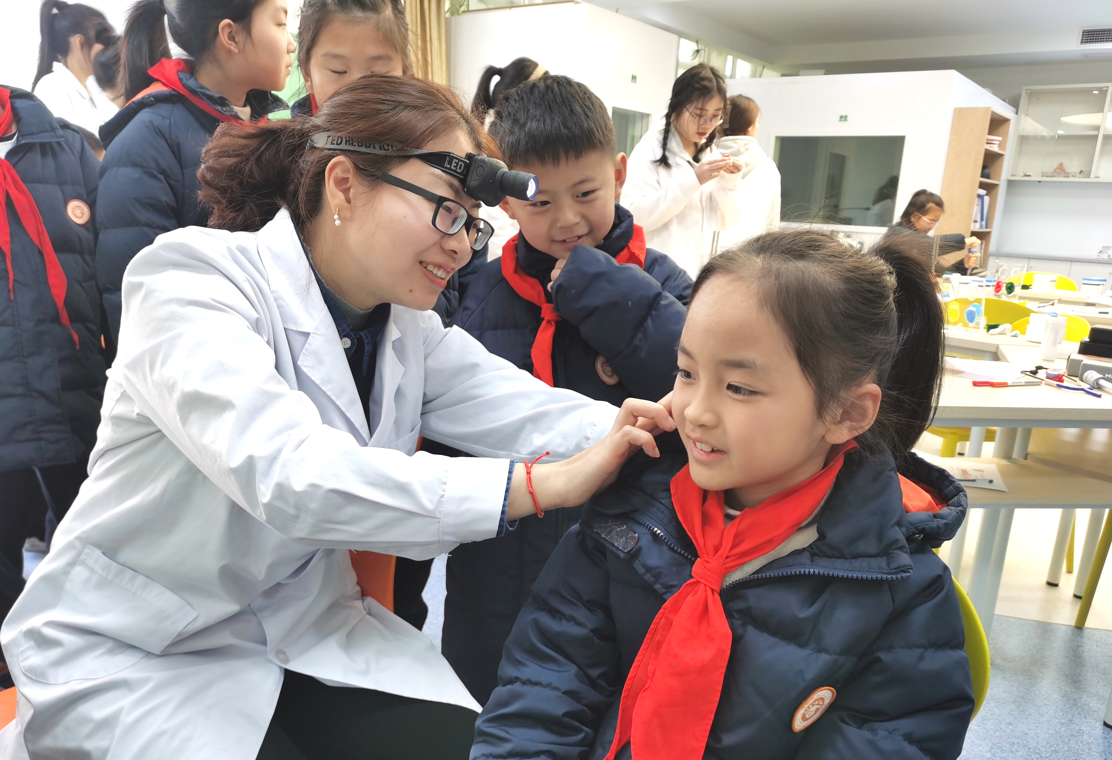 寧波衛生職業技術學院言語聽覺康復技術專業老師給學生檢查耳朵 學校供圖.jpg