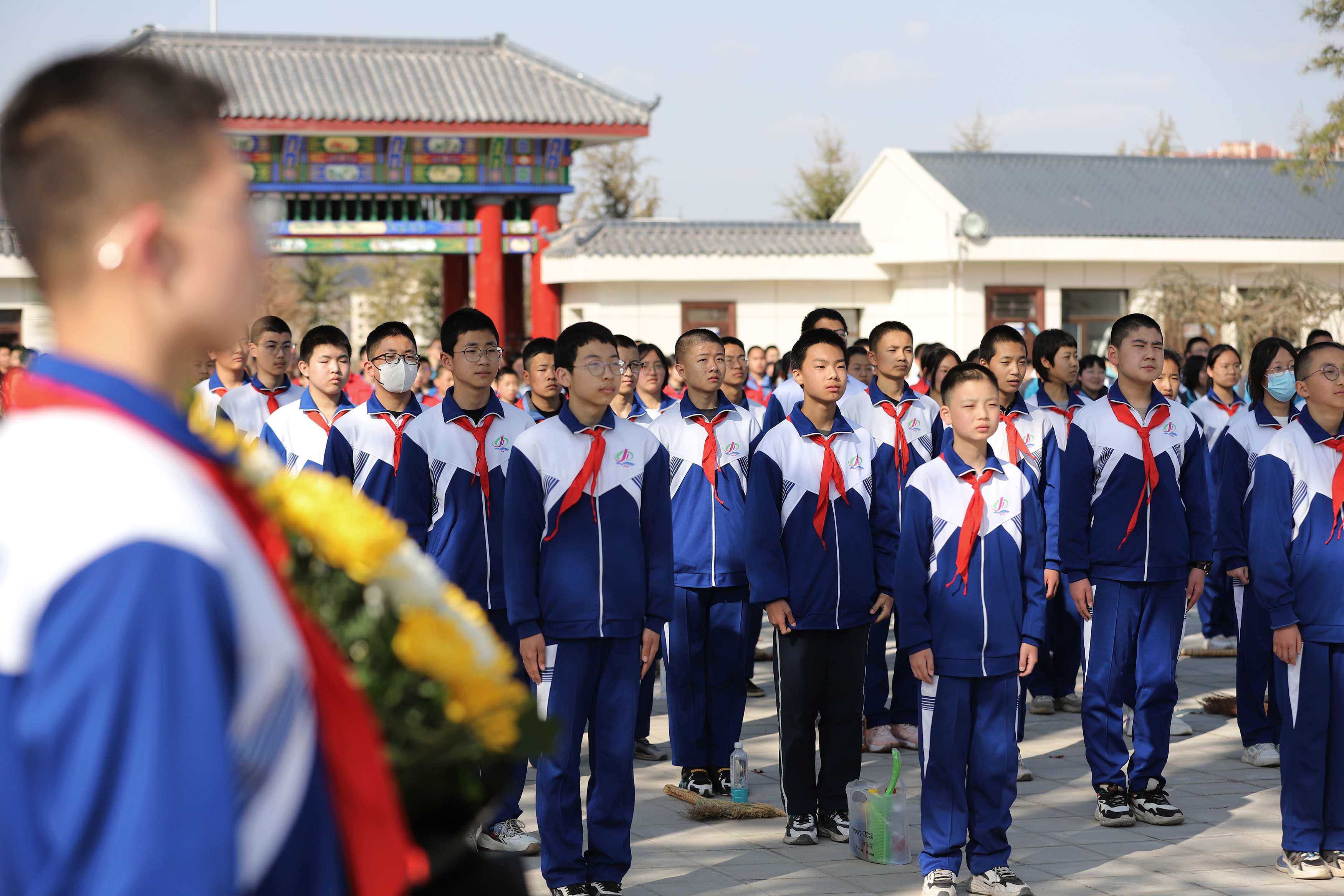 01——3月29日,甘肅省平?jīng)鍪械谒闹袑W(xué)師生在平?jīng)鍪辛沂苛陥@紀(jì)念碑前緬懷先烈。.JPG 01——3月29日,甘肅省平?jīng)鍪械谒闹袑W(xué)師生在平?jīng)鍪辛沂苛陥@紀(jì)念碑前緬懷先烈。.JPG