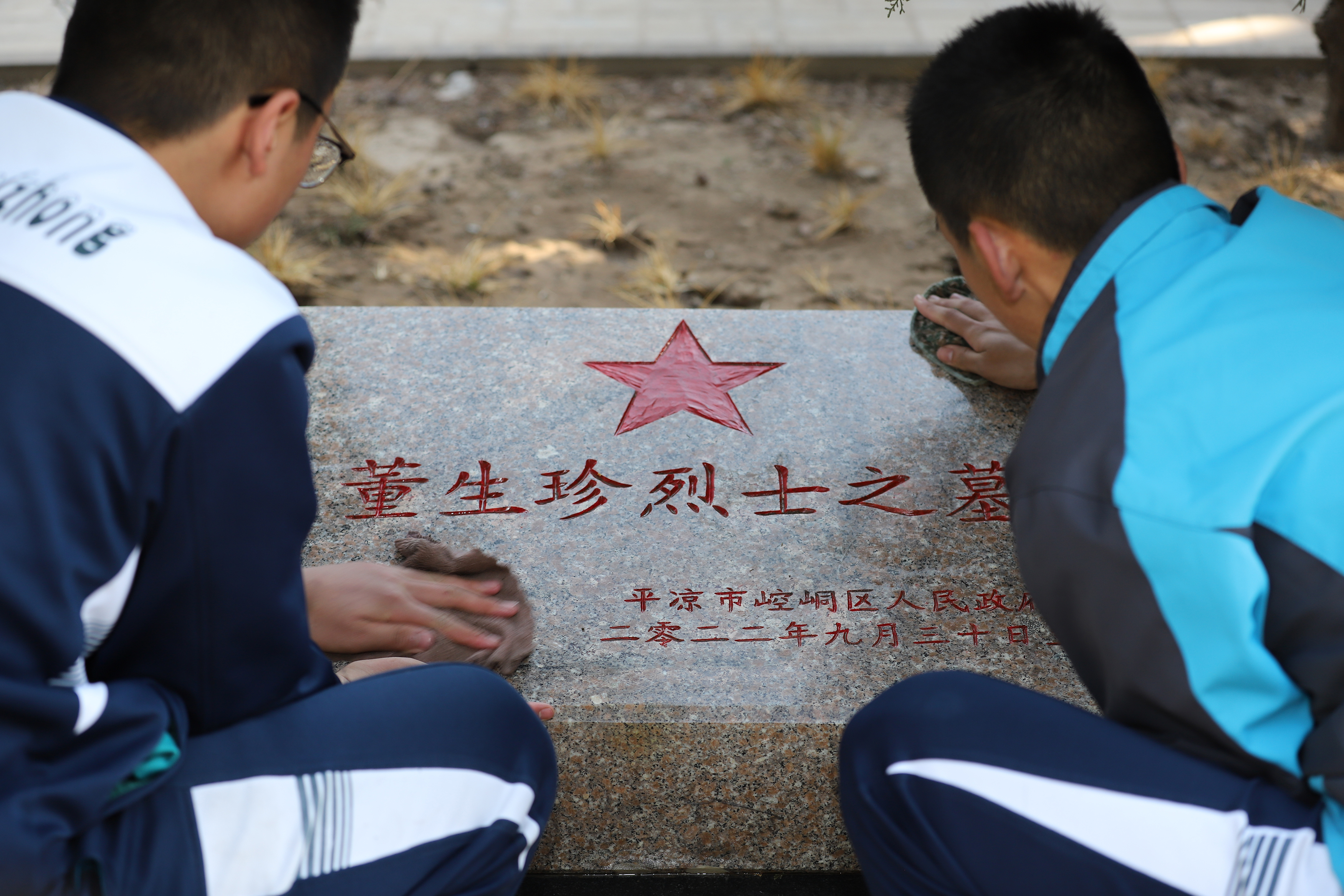 08——3月29日,甘肅省平?jīng)鍪械谒闹袑W(xué)學(xué)生在平?jīng)鍪辛沂苛陥@擦拭烈士墓碑。.JPG 08——3月29日,甘肅省平?jīng)鍪械谒闹袑W(xué)學(xué)生在平?jīng)鍪辛沂苛陥@擦拭烈士墓碑。.JPG