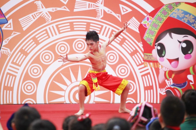 11壯族獨舞《華山印跡》.JPG 11壯族獨舞《華山印跡》.JPG