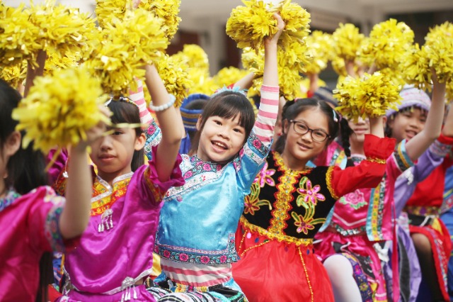 03孩子們沉浸在歡樂的節日氛圍里.JPG 03孩子們沉浸在歡樂的節日氛圍里.JPG