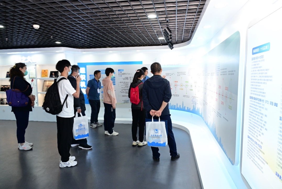 學生、家長走進北郵國家重點實驗室。學校供圖 .jpg