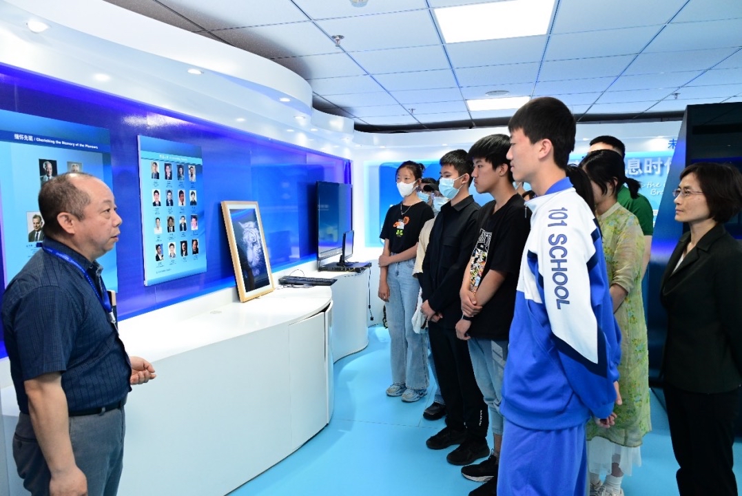 學生、家長走進北郵國家重點實驗室。學校供圖.jpg
