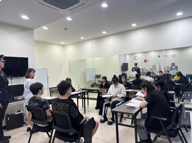 模擬法庭課堂進社區 學校供圖.png