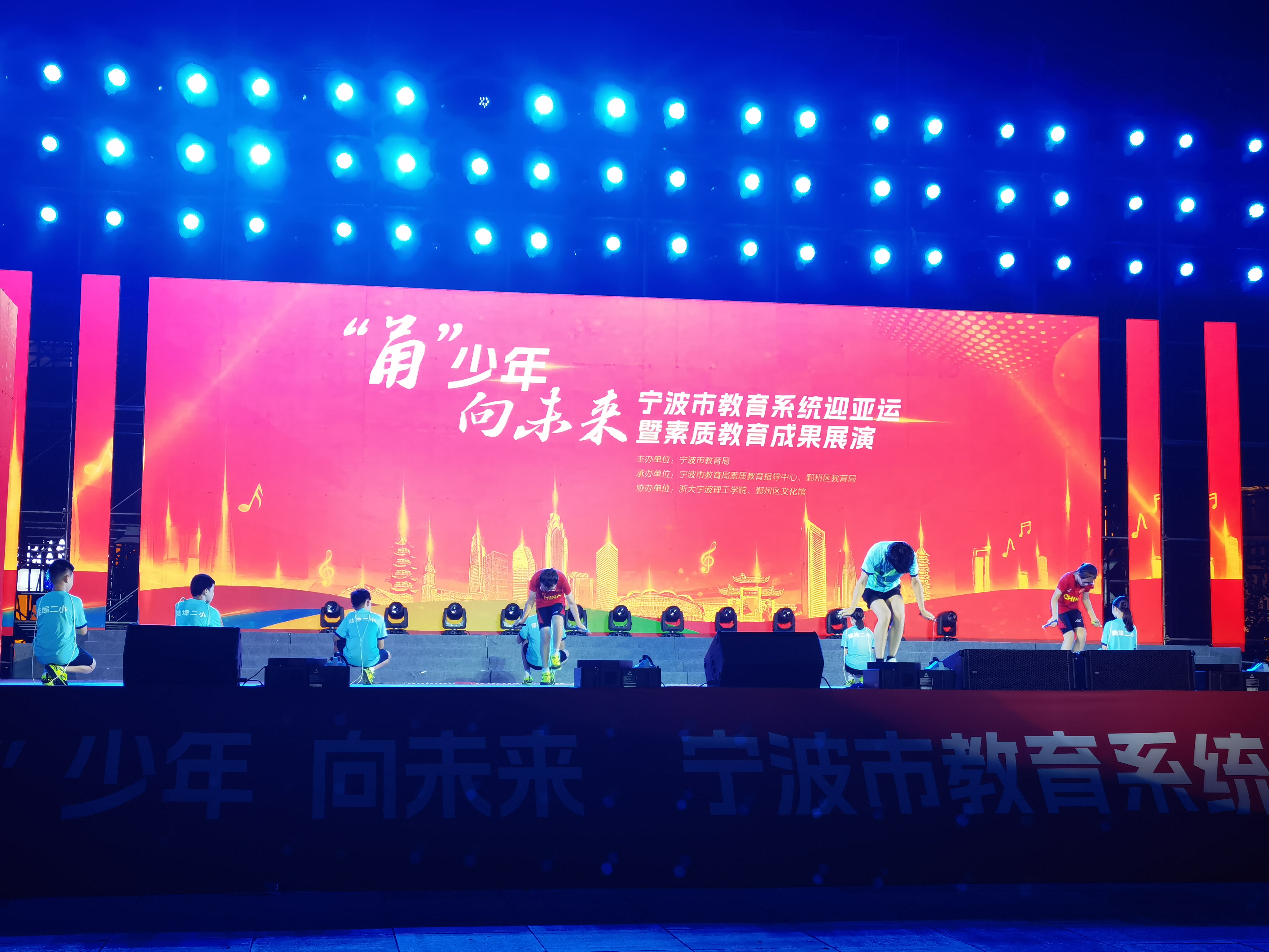 花式跳繩《“繩”采飛揚(yáng)》演出現(xiàn)場 史望穎 攝.jpg