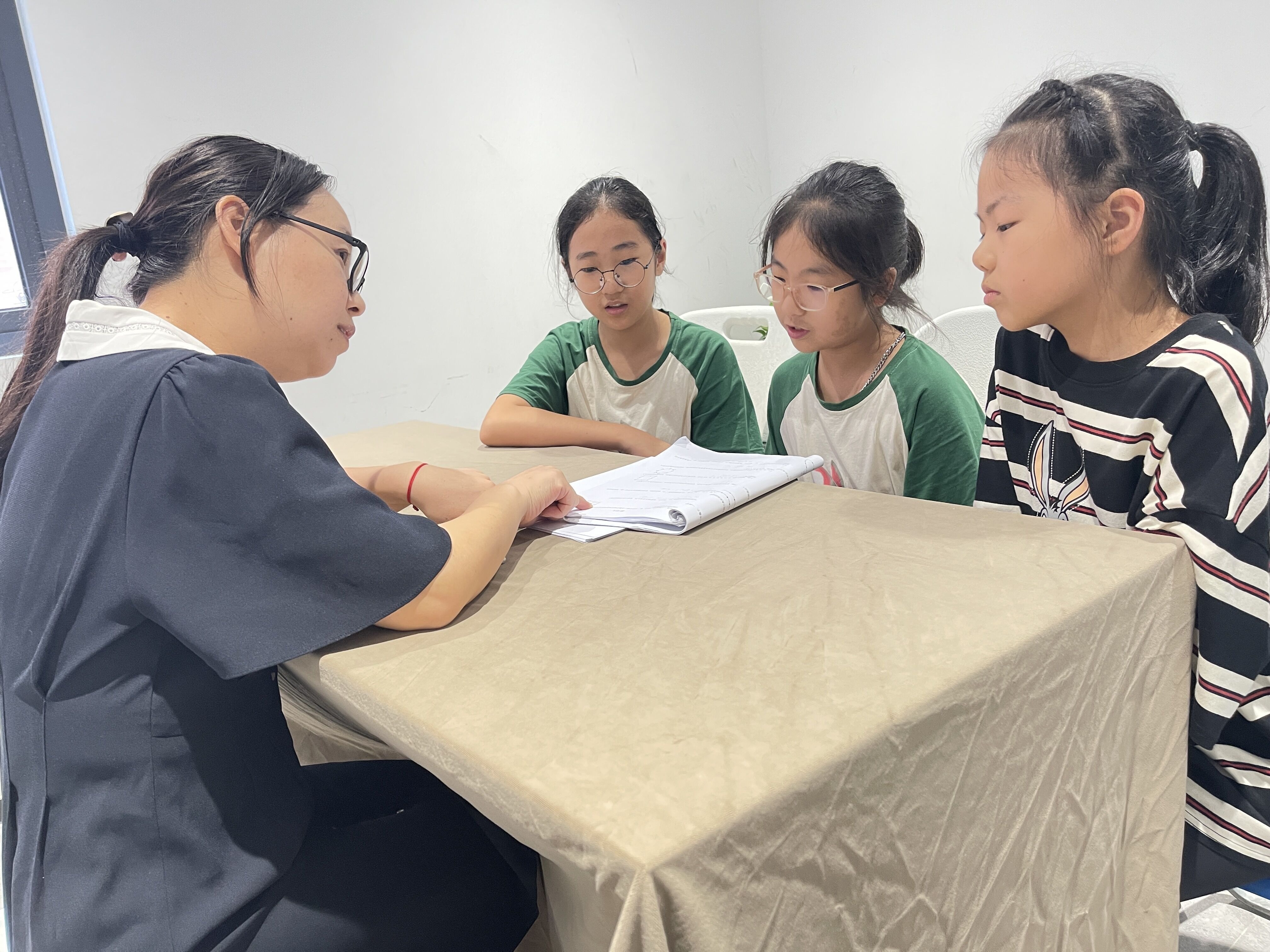 鄭娟娟老師為學生解答題目 奉化區教育局供圖.jpg