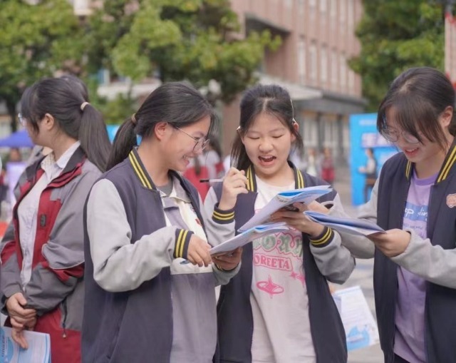 寧波經(jīng)貿學校學生在體驗生涯嘉年華活動 學校供圖.jpg