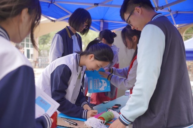 寧波經(jīng)貿學校學生在體驗生涯嘉年華活動 學校供圖3.jpg