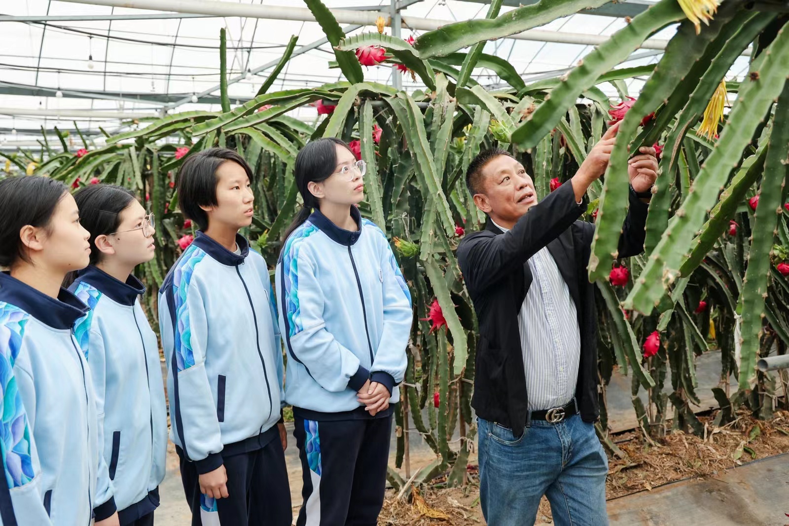 寧波市鄞州高級中學學生聽農(nóng)場主講奮斗史 學校供圖.jpg