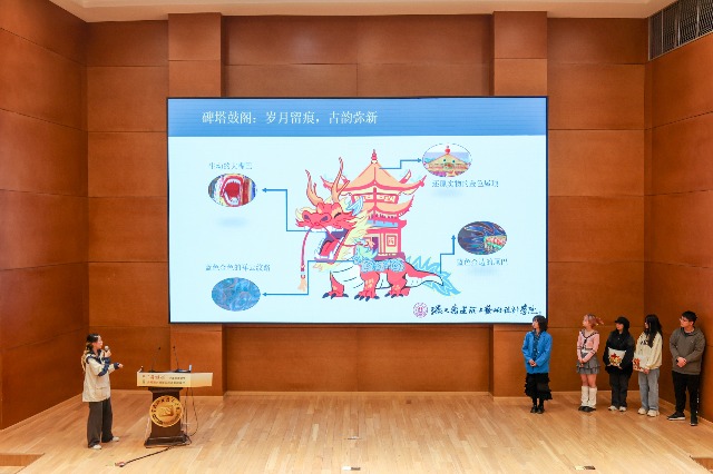 學生展示非遺文創(chuàng)作品 寧波市教育局供圖.jpg 學生展示非遺文創(chuàng)作品 寧波市教育局供圖.jpg