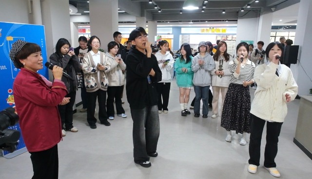 食堂阿姨孫佩芳和大學生一起合唱 學校供圖.jpg 食堂阿姨孫佩芳和大學生一起合唱 學校供圖.jpg