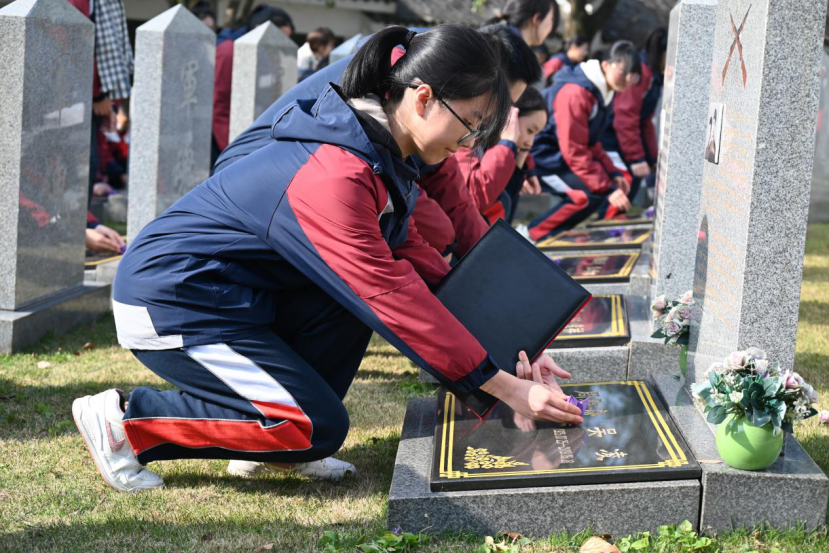 獻上手工制作的紫金草花 學校供圖.png 獻上手工制作的紫金草花 學校供圖.png