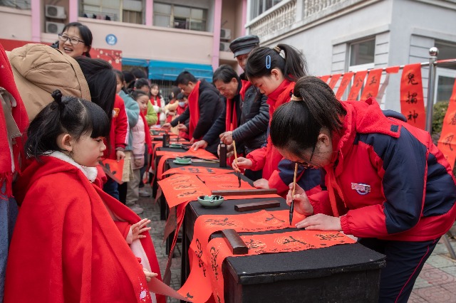 慈溪學子體驗寫春聯 慈溪市教育局供圖.jpg