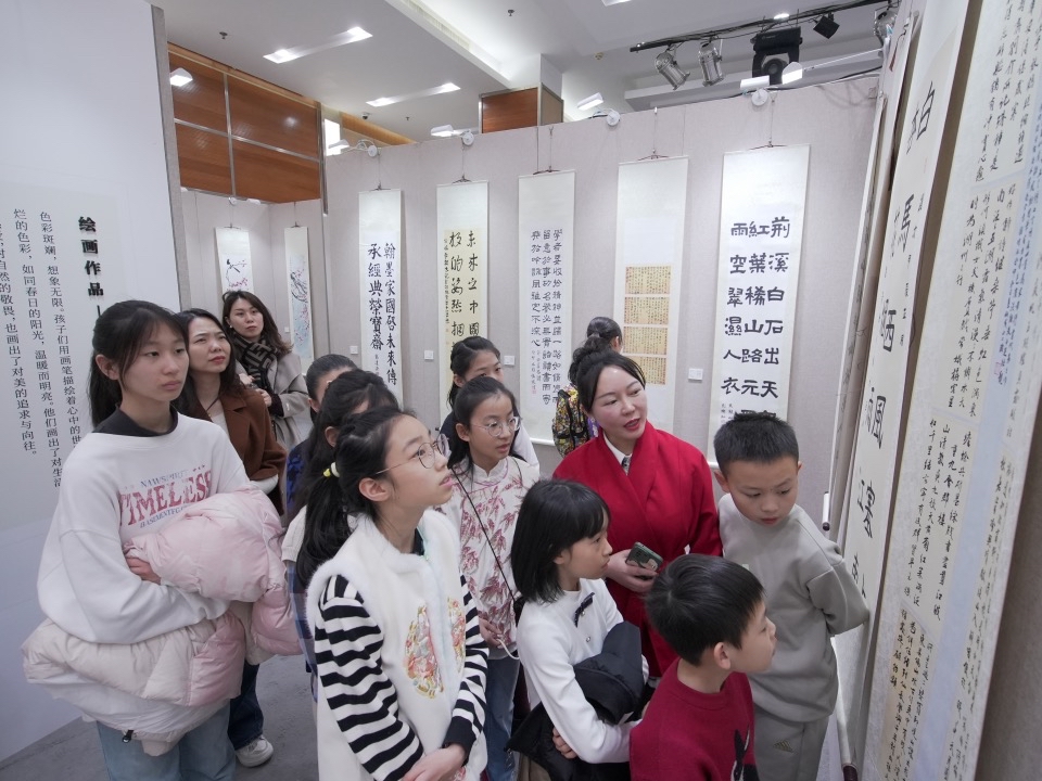觀眾參觀欣賞少兒書畫作品。活動方供圖.jpg