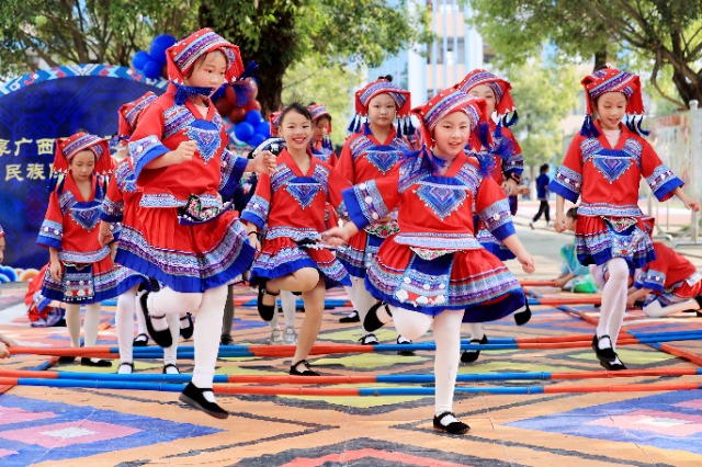 圖3：4月9日，在廣西柳州市融安縣實驗小學校園，學生們在跳竹竿舞。（譚凱興 攝）.JPG