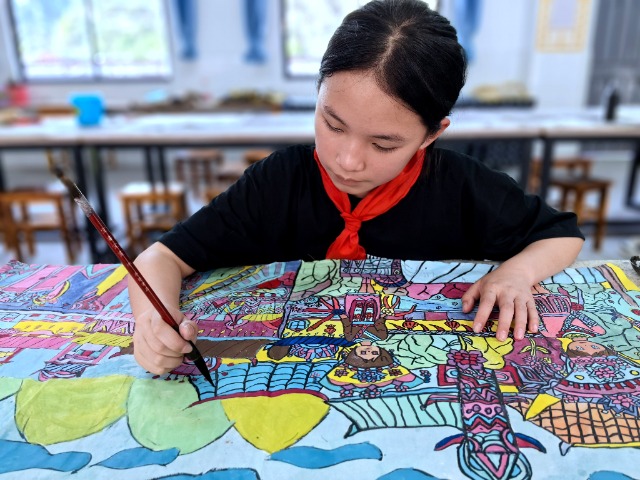 融水苗族自治縣融水鎮苗家小鎮小學學生在畫中國重彩畫。 (1).jpg