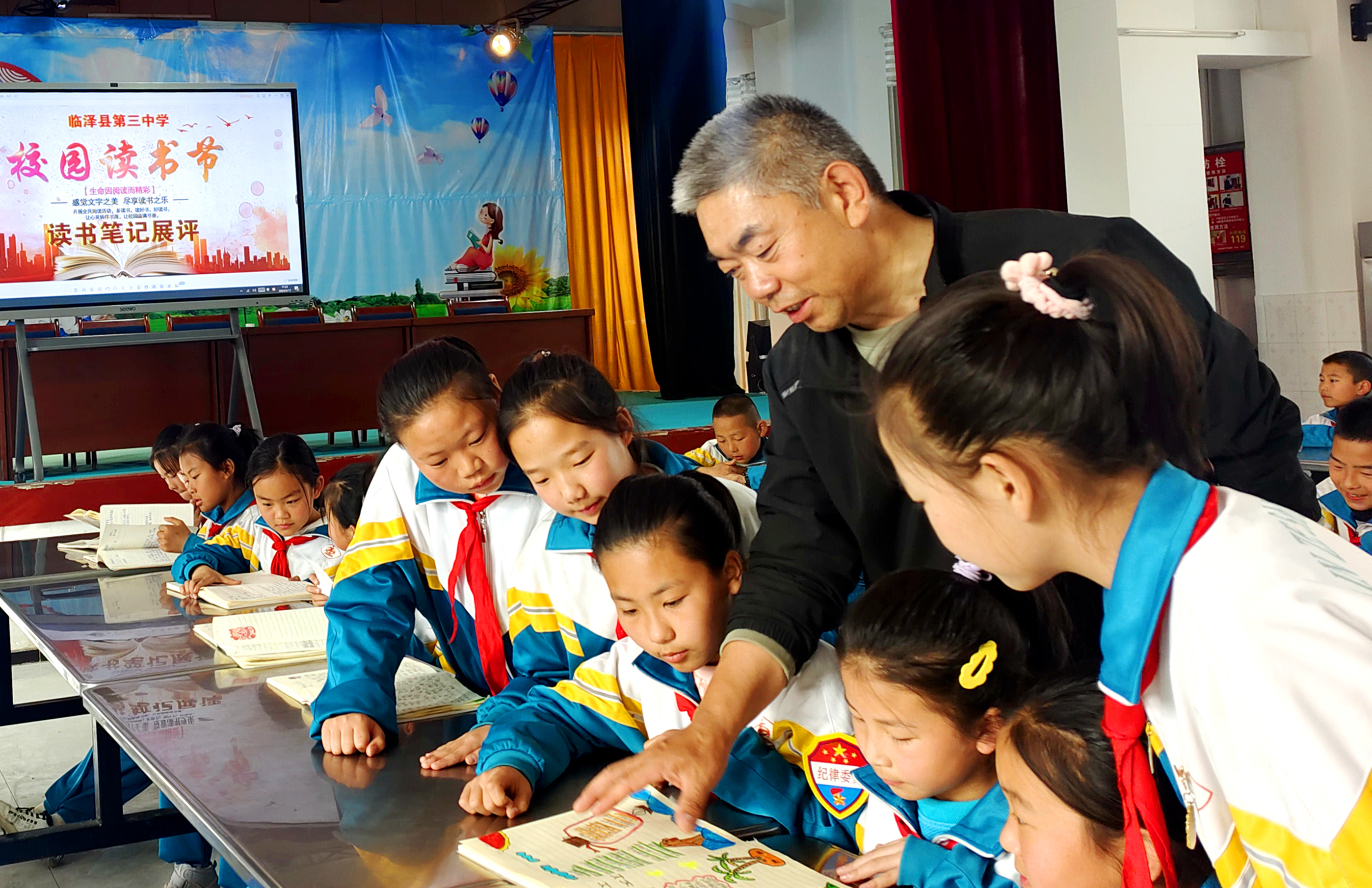 01 臨澤縣第三中學舉辦讀書筆記展評活動。宋其彪攝.jpg 01 臨澤縣第三中學舉辦讀書筆記展評活動。宋其彪攝.jpg