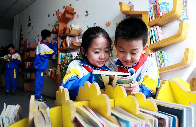 04 臨澤縣城關小學學生在閱讀。趙琳攝.jpg 04 臨澤縣城關小學學生在閱讀。趙琳攝.jpg