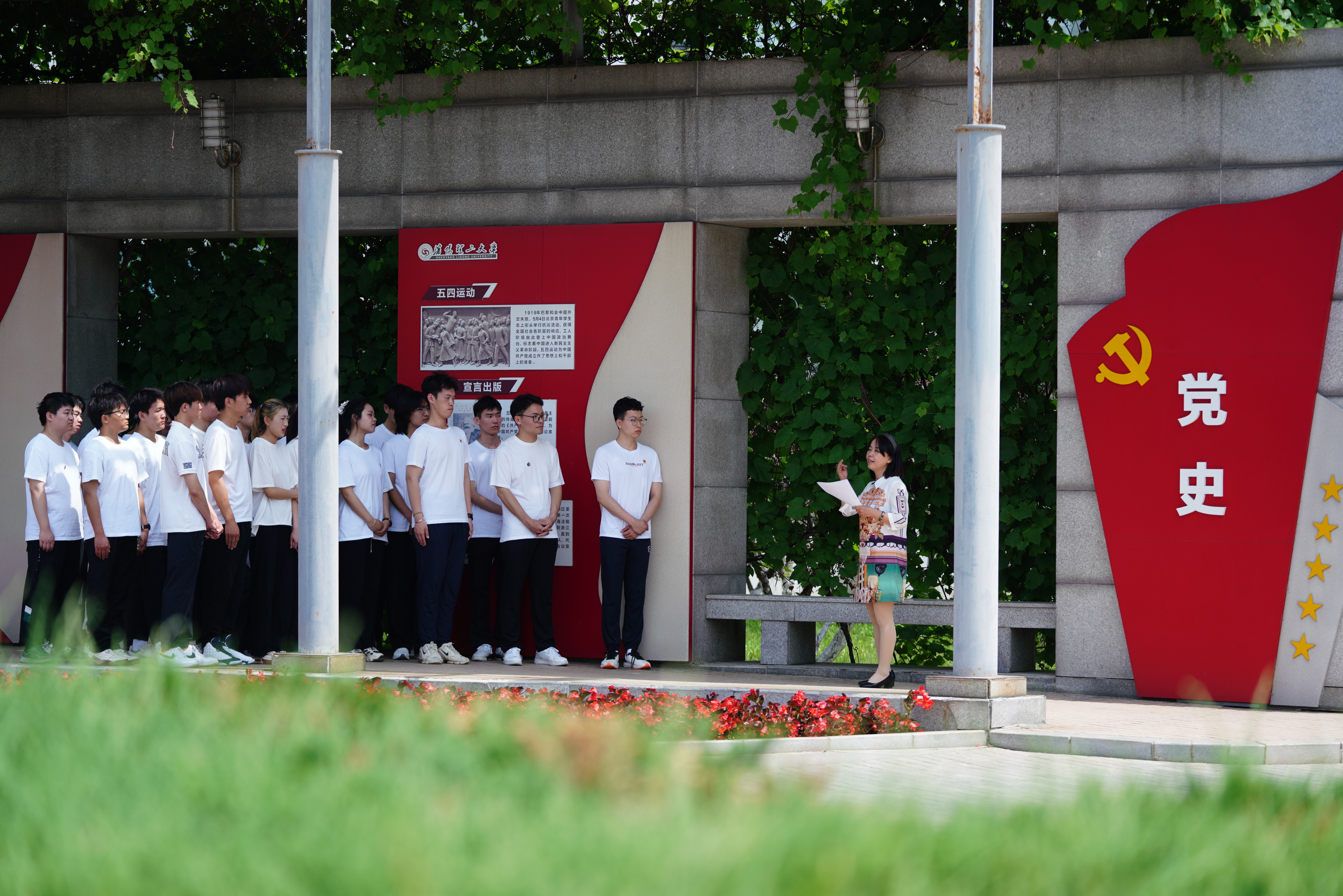 沈陽理工大學打造“行走的思政課”圖為學生們在“四史”環廊上課    攝影 孫立剛.jpg