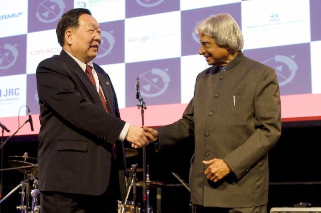 2012年4月14日，國際地球空間信息科學大會授予武漢大學“World Leadership”獎，李德仁接受頒獎嘉賓印度前總統頒獎.jpg