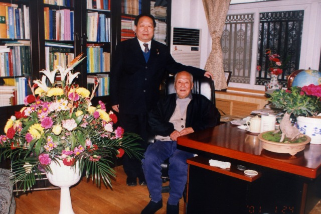 2001年2月，李德仁給導師王之卓拜年.jpg