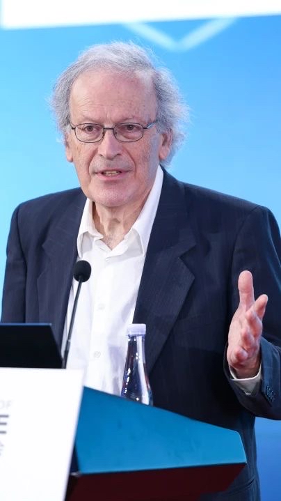 Leslie Valiant教授做演講。學校供圖.jpg