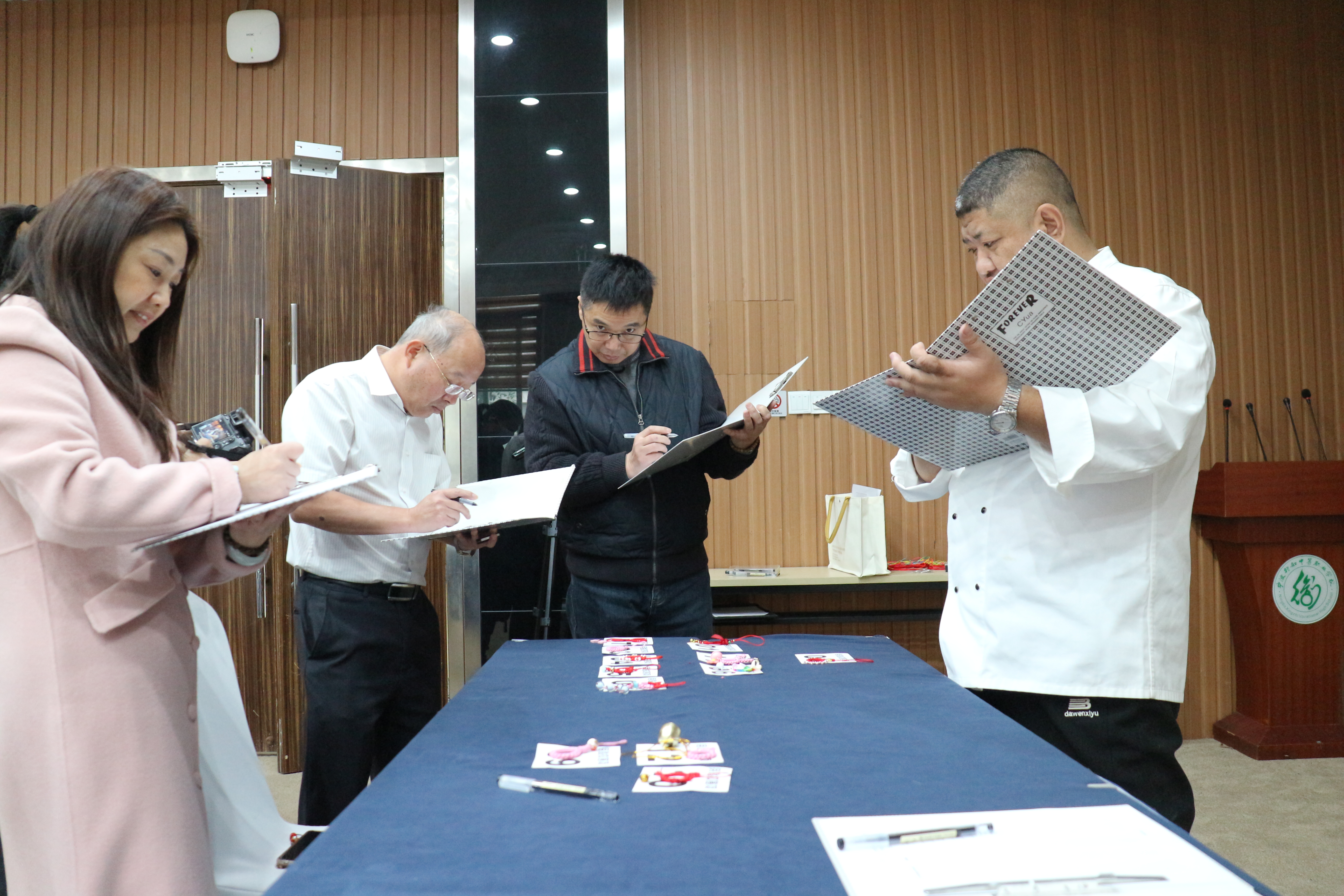 專(zhuān)業(yè)評(píng)委和大眾評(píng)委共同對(duì)學(xué)生們的作品進(jìn)行現(xiàn)場(chǎng)打分 慈溪市教育局供圖.JPG