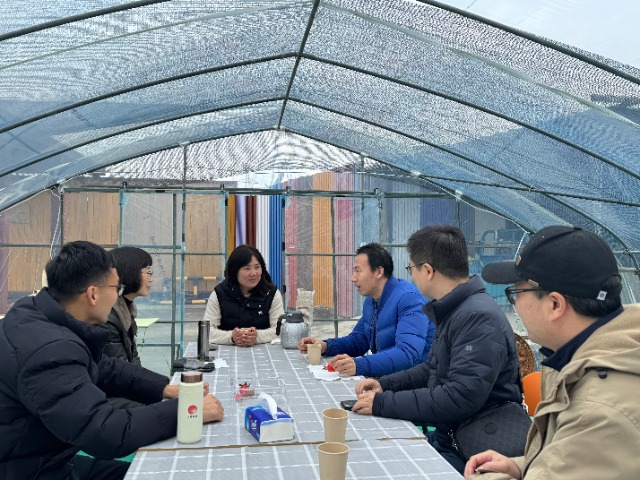 浙江工商職院教師與農場工作人員一起座談 學校供圖.JPG