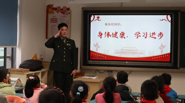 浙大寧波理工學(xué)院國旗護(hù)衛(wèi)隊(duì)來到寧波鎮(zhèn)明中心小學(xué)上國防教育公開課 徐銘菲 攝.png