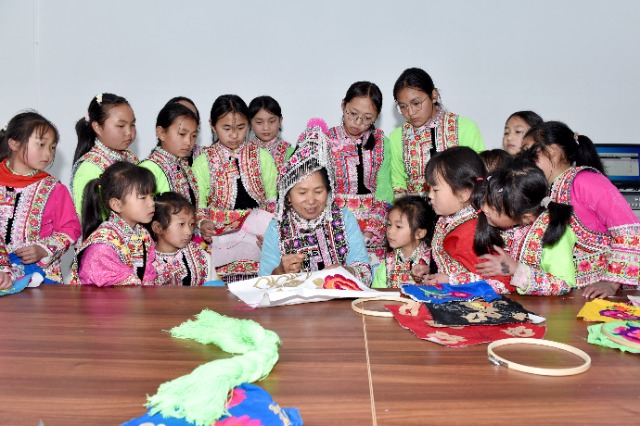 馬游小學社團課，非遺文化州級傳承人羅樹芳教孩子們彝繡（蔡興華  攝影）.JPG