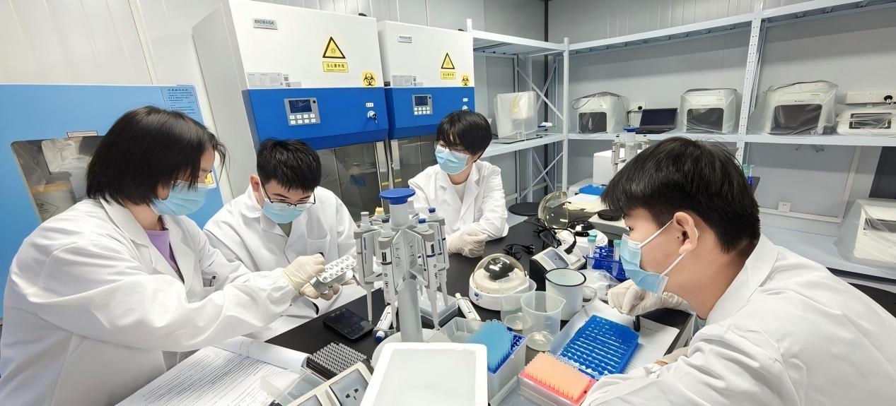 把課堂搬到實驗室，學生在做“個體基因解密實驗”預實驗。學校供圖