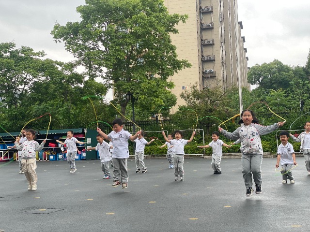 寧波市海曙區雅悅幼兒園的孩子們在跳繩鍛煉 幼兒園供圖.jpg
