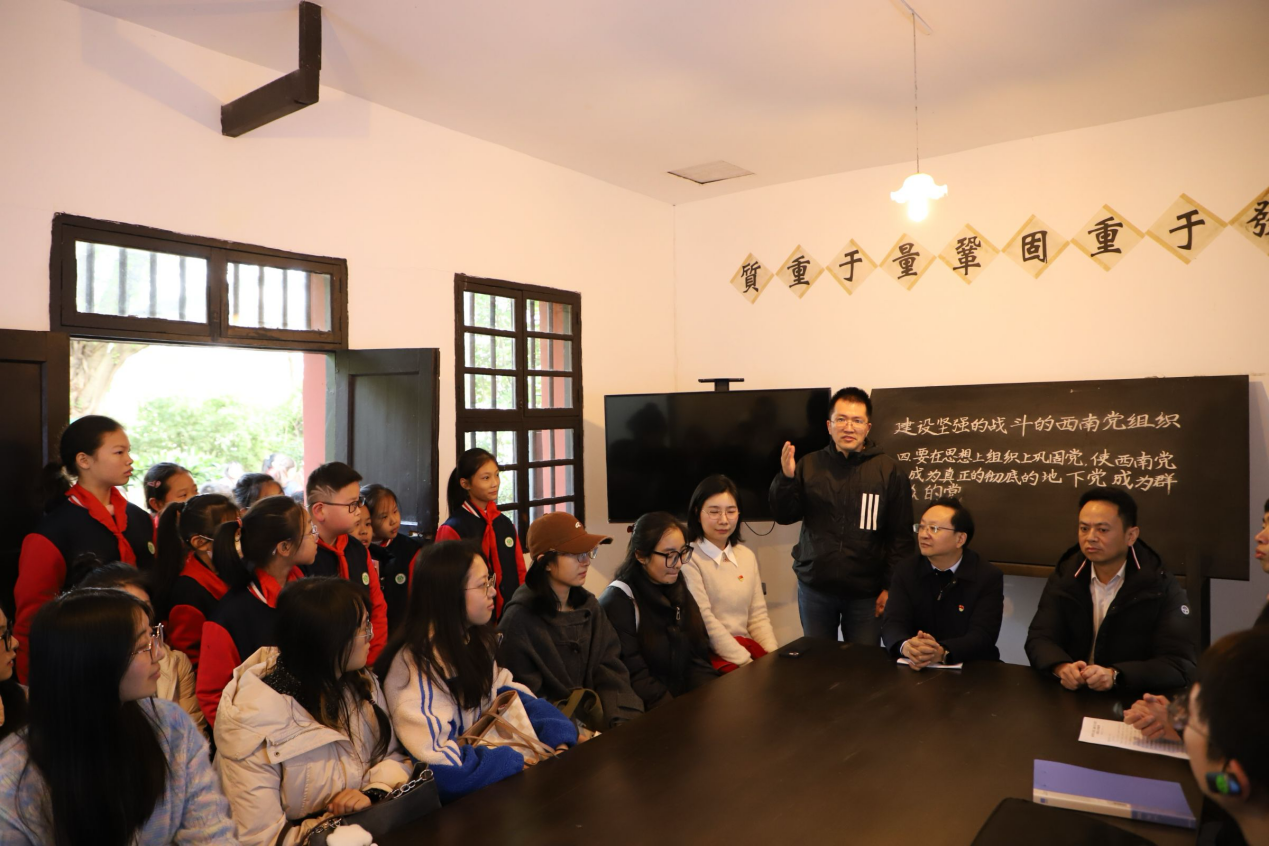 共同體成員單位師生代表在紅巖革命歷史博物館舉行第三屆紅巖文化活動月啟動儀式