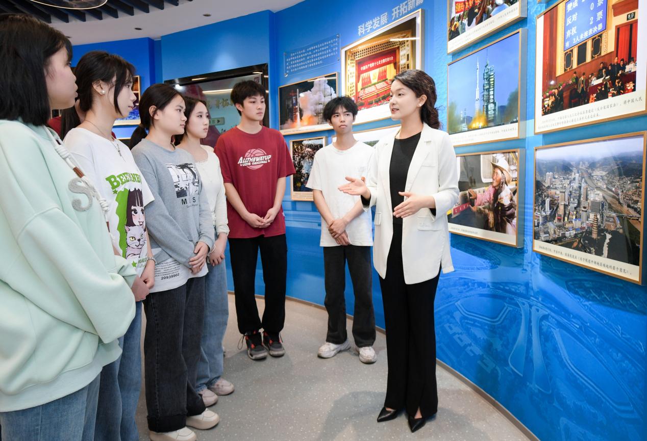 思政課教師在中國夢(mèng)主題場(chǎng)館內(nèi)開展愛國主義教育實(shí)踐教學(xué)活動(dòng)