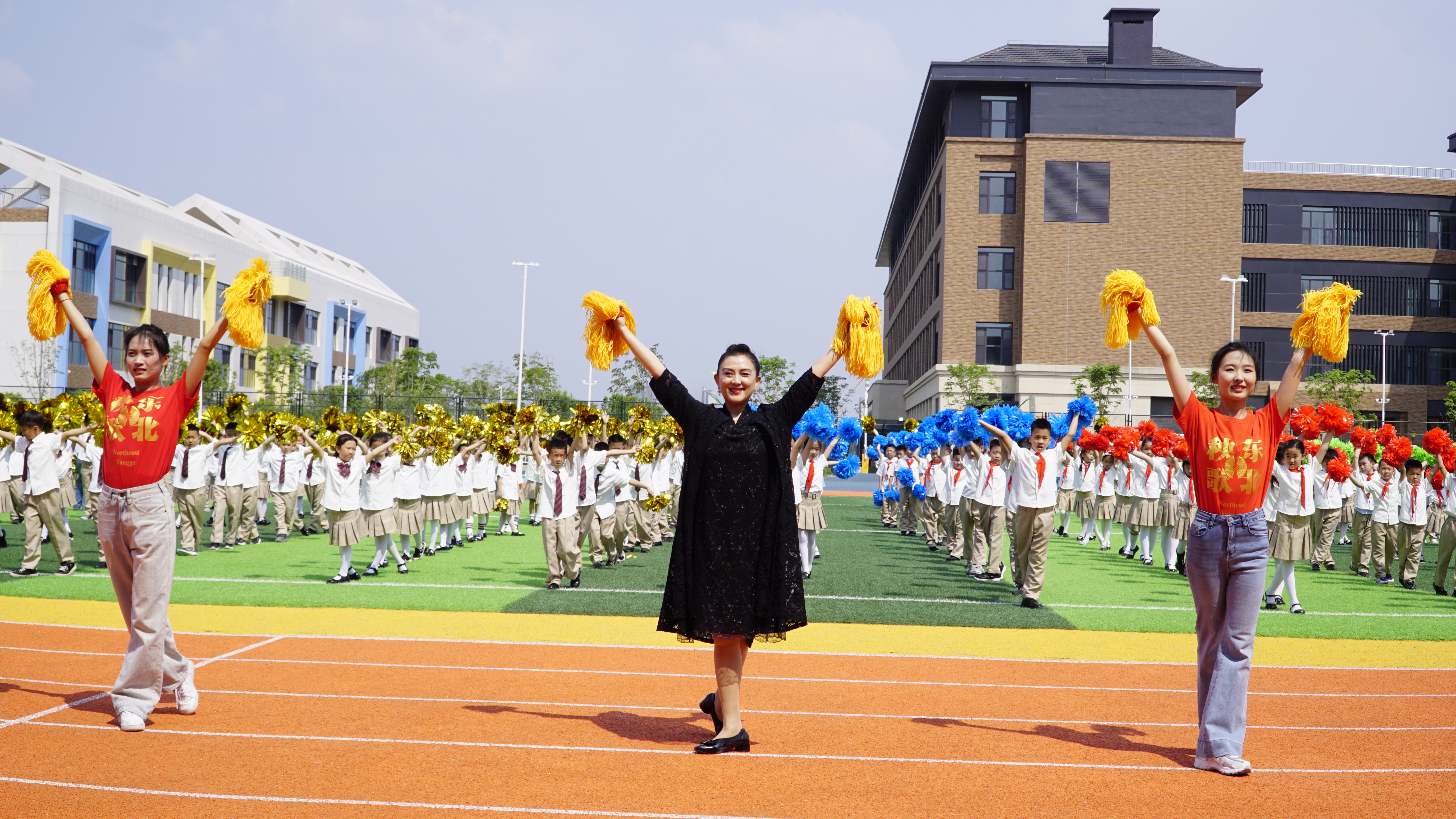 師生共同領(lǐng)舞示范.jpg 師生共同領(lǐng)舞示范.jpg