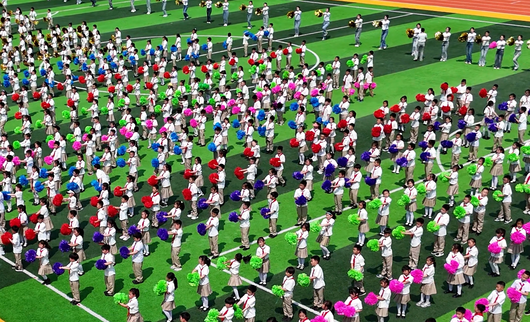 千名學(xué)生共同舞動?xùn)|北秧歌02.jpg 千名學(xué)生共同舞動?xùn)|北秧歌02.jpg